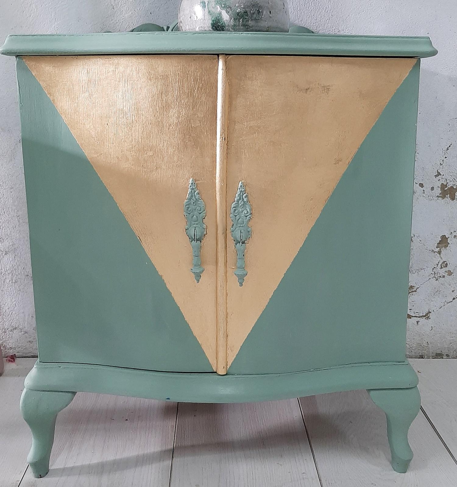 Mesita vintage en verde salvia y dorado | Bohemian and chic